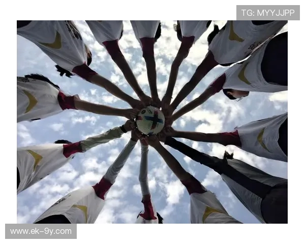 铜梁一中足球队勇夺冠军，展现青春风采与团队拼搏精神